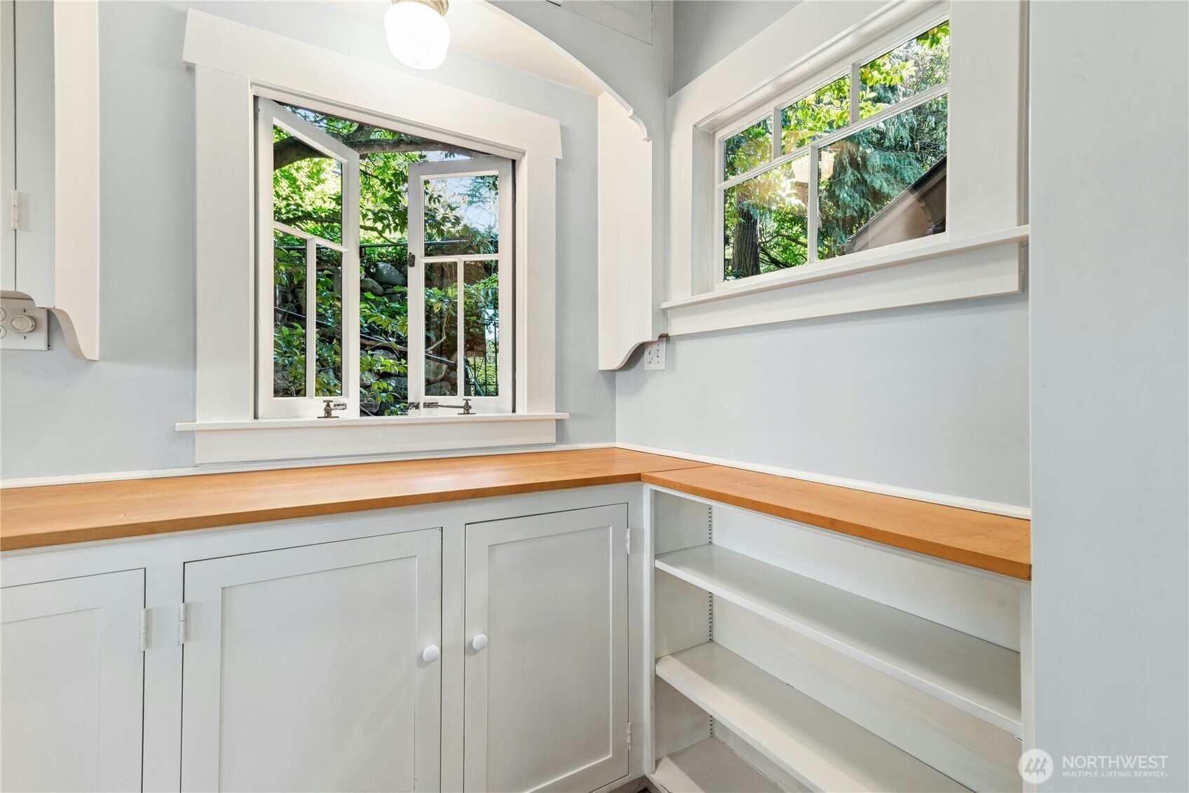 2077 East Howe Street Seattle, WA 98112 - Photo 14 of 26