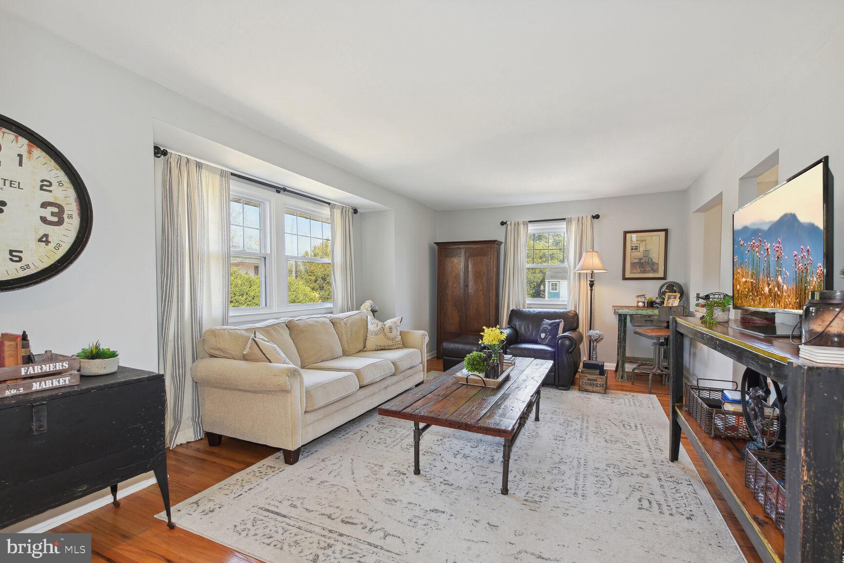 2402 New Albany Road Cinnaminson, NJ 08077 - Photo 3 of 28 Living Room