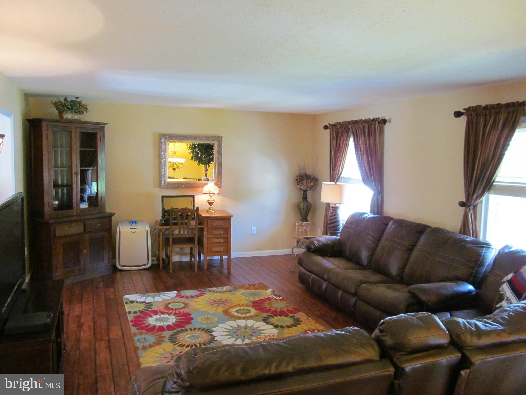 322 Henrico Road Front Royal, VA 22630 - Photo 8 of 20 Living Room