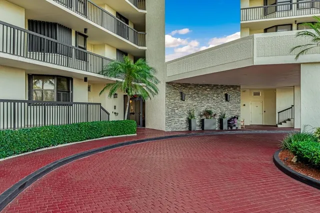 a view of a house with backyard and garden