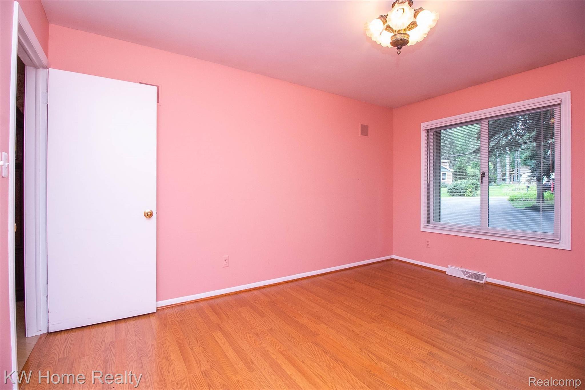 3930 Covert Road Waterford, MI 48328 - Photo 23 of 49 21.jpg