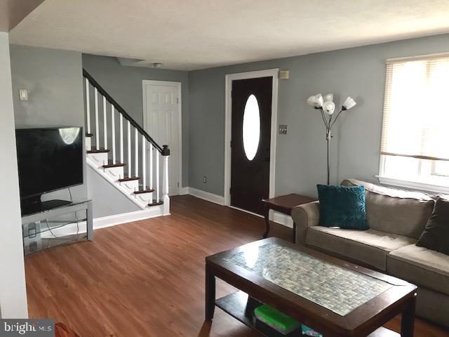 503 Ridley Circle Morton, PA 19070 - Photo 3 of 31 Living Room