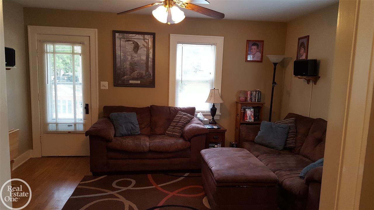 2675 Michigan Road Port Huron, MI 48060 - Photo 9 of 35 31323933-8.JPG