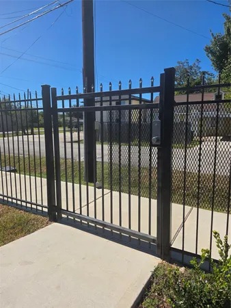 $1,500 | 7823 Gladstone Street, Unit A1, Houston, TX 77051