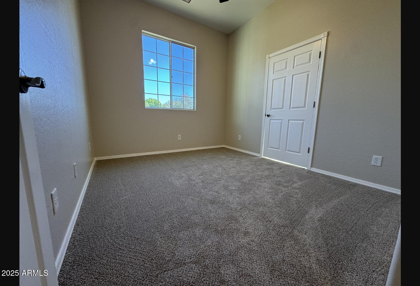 505 Raysun Lane Camp Verde, AZ 86322 - Photo 32 of 50 an empty room with windows