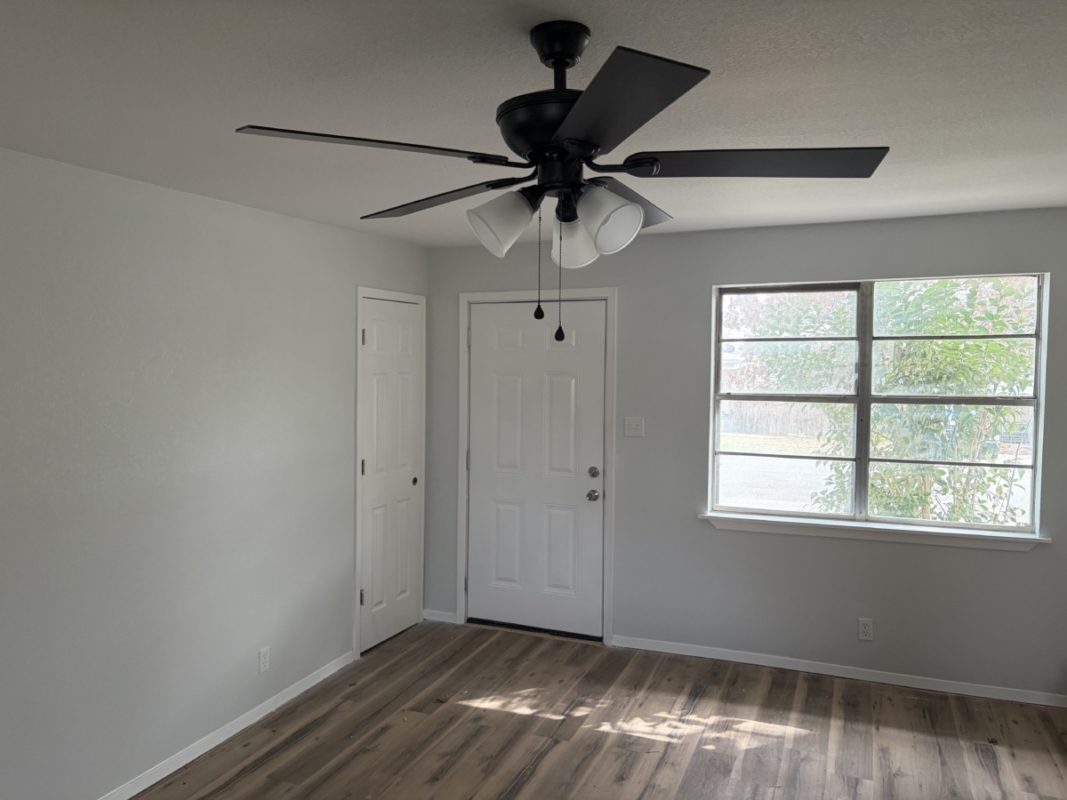 604 West 4th Street Taylor, TX 76574 - Photo 2 of 8 Entrance foyer featuring dark wood-style floors and a ceiling fan