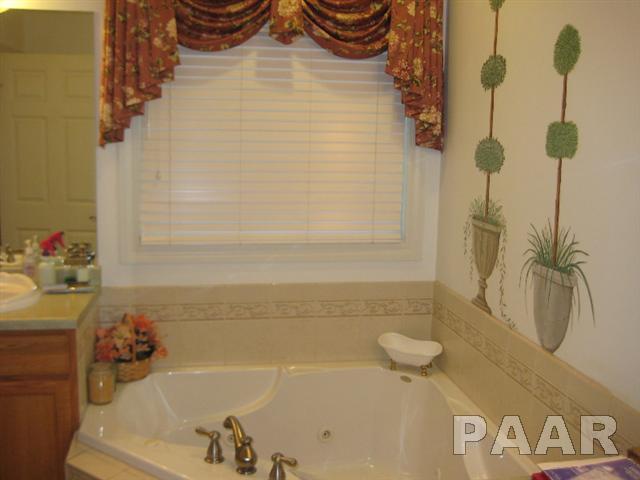 1736 Sycamore Washington, IL 61571 - Photo 10 of 21 Gallery Image 10