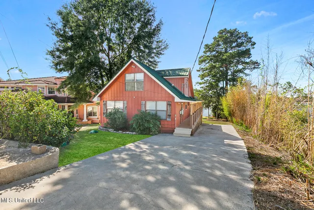 $275,000 | 1126 East Lakeshore Drive, Carriere, MS 39426