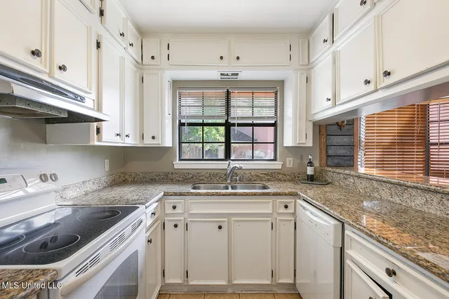 $275,000 | 1126 East Lakeshore Drive, Carriere, MS 39426