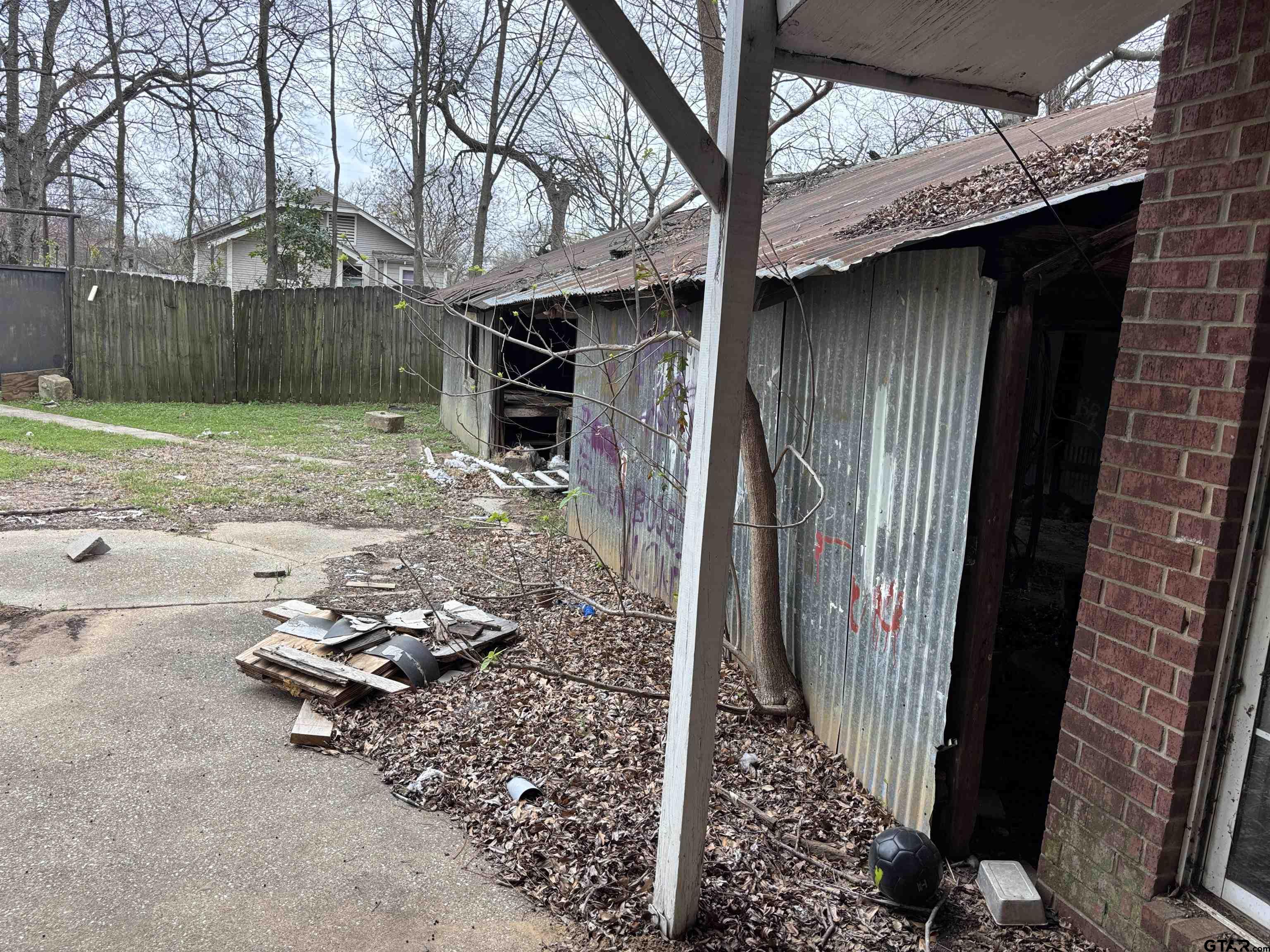 421 East Rosedale Street Tyler, TX 75702 - Photo 13 of 14 a backyard of a house with barbeque oven table and chairs