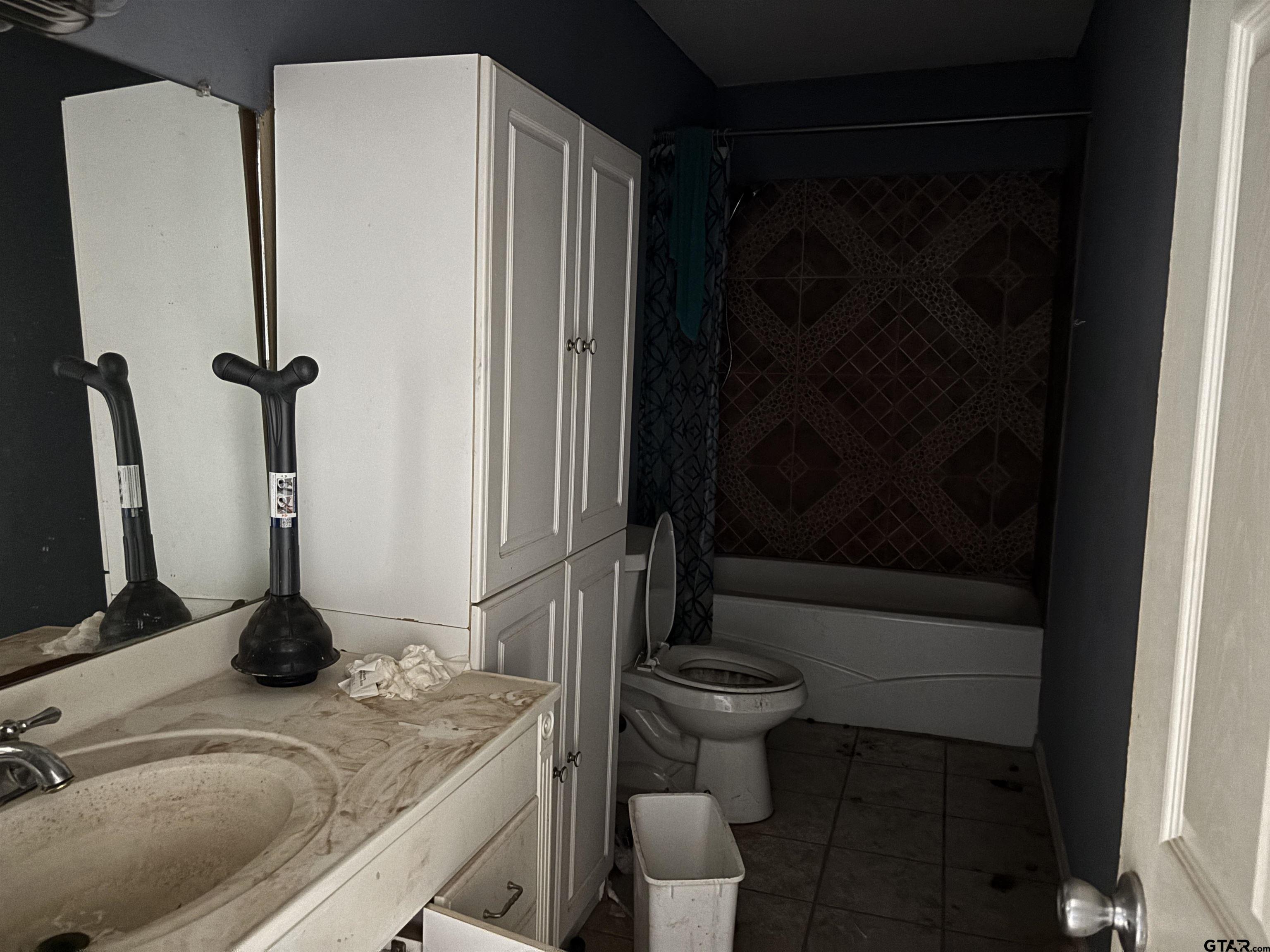 421 East Rosedale Street Tyler, TX 75702 - Photo 7 of 14 a bathroom with a granite countertop sink a toilet and a tub