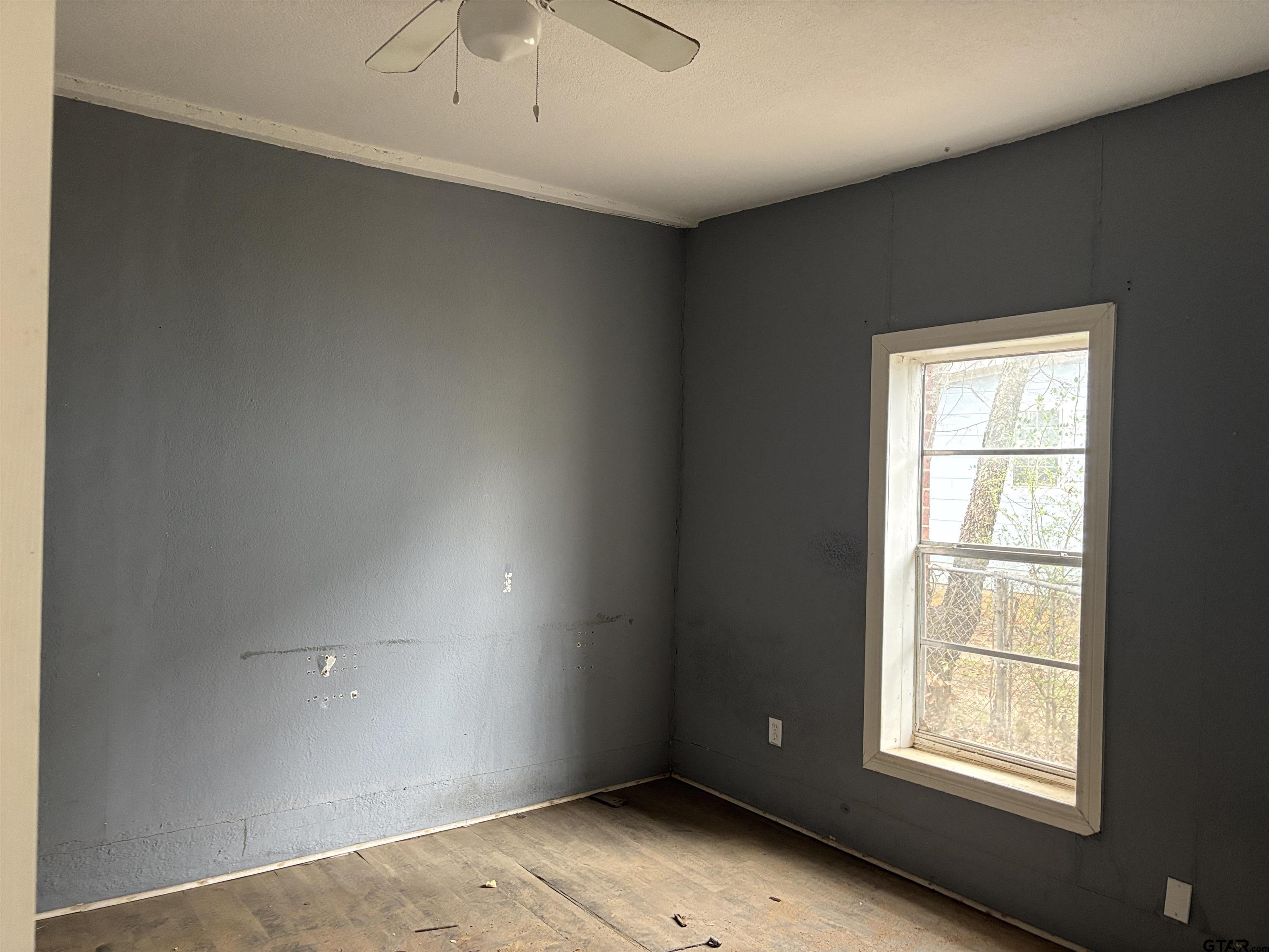 421 East Rosedale Street Tyler, TX 75702 - Photo 9 of 14 an empty room with a window