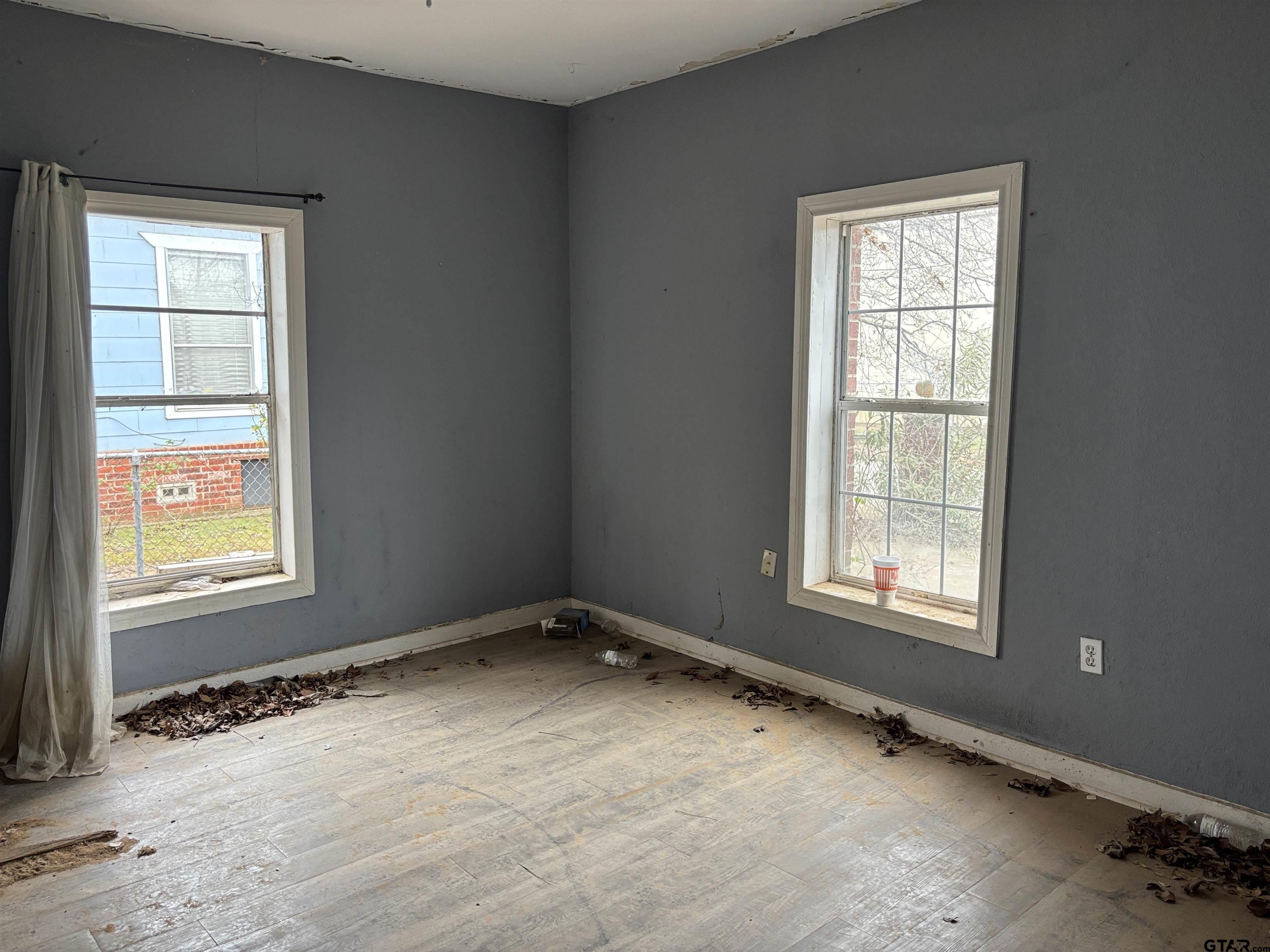 421 East Rosedale Street Tyler, TX 75702 - Photo 10 of 14 an empty room with a window