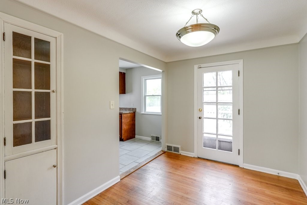 4225 Lambert Road Cleveland, OH 44121 - Photo 8 of 27