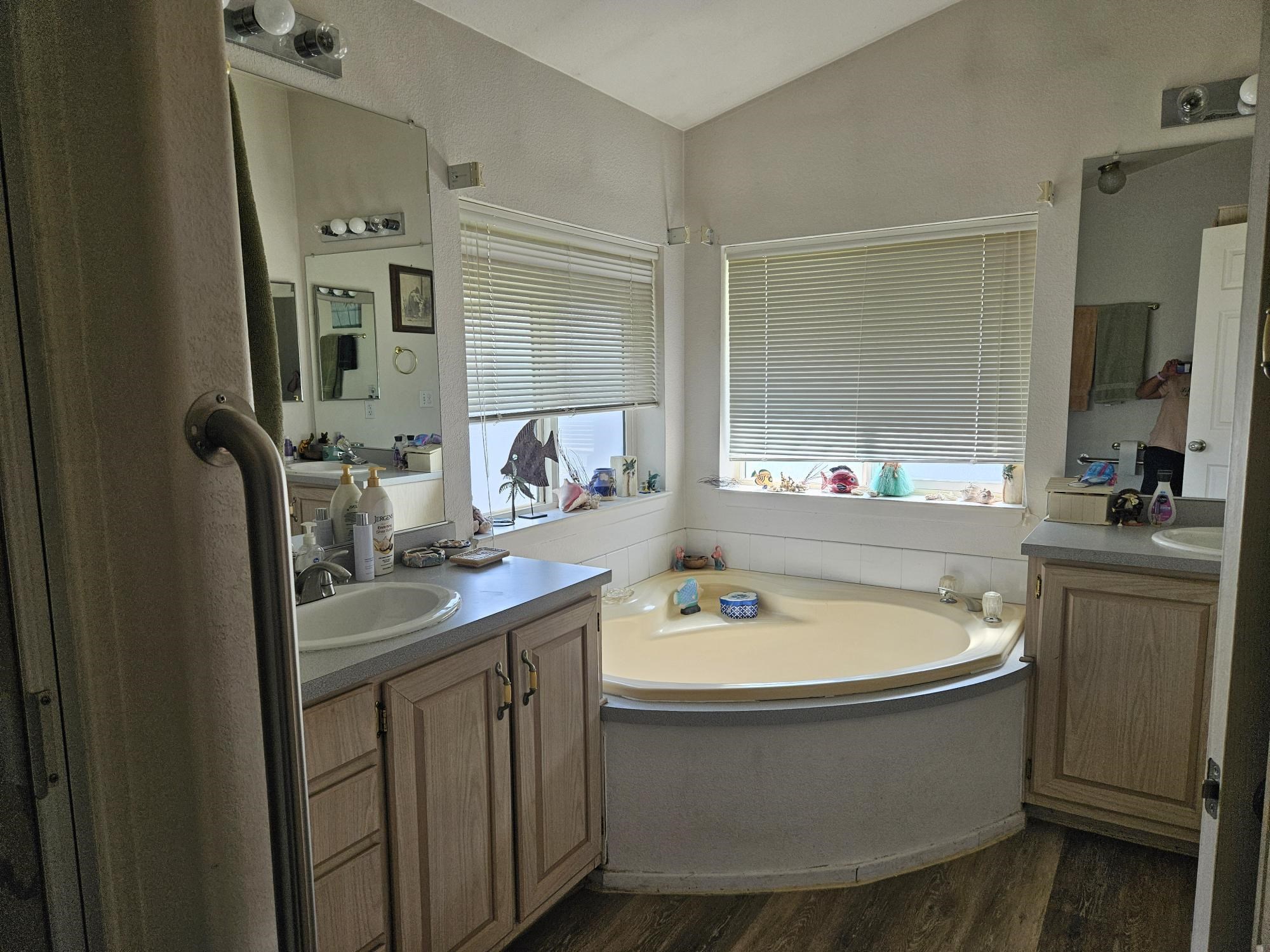 435 32 Road, Unit 424 Clifton, CO 81520 - Photo 19 of 21 a bathroom with a bathtub sink and mirror