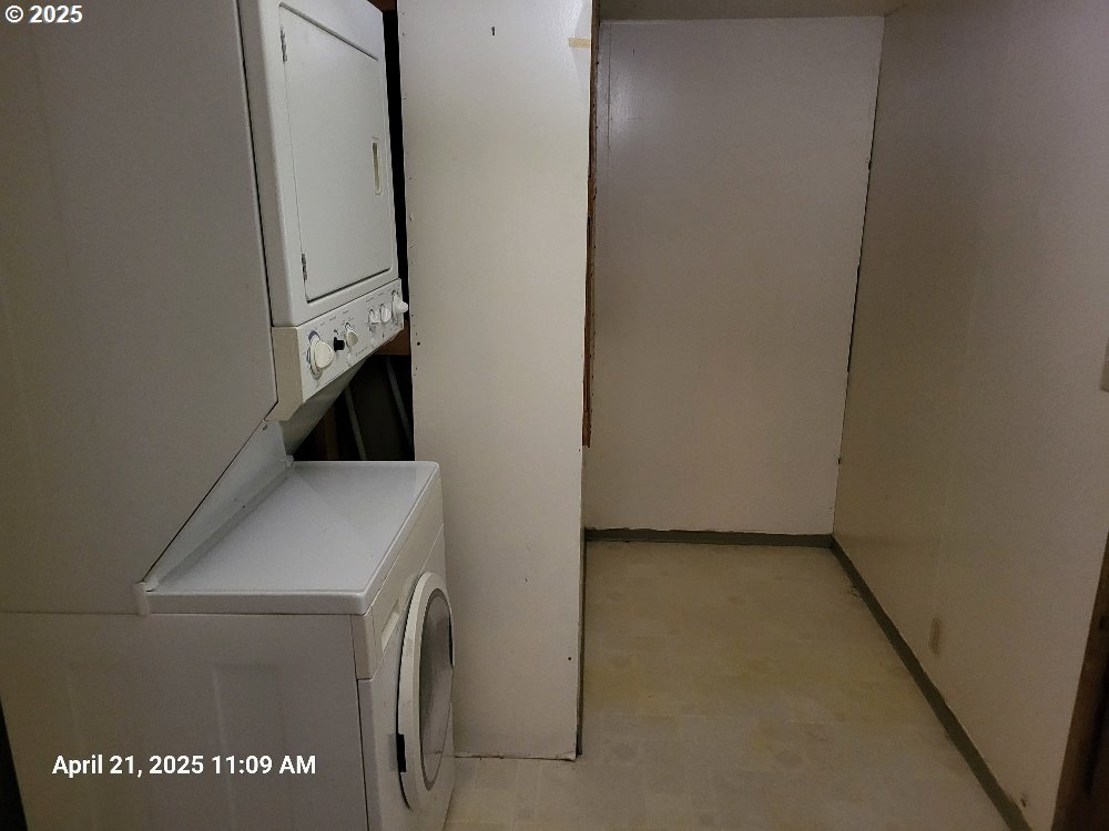 1050 North Cedar Point Road Coquille, OR 97423 - Photo 11 of 29 a utility room with dryer and washer