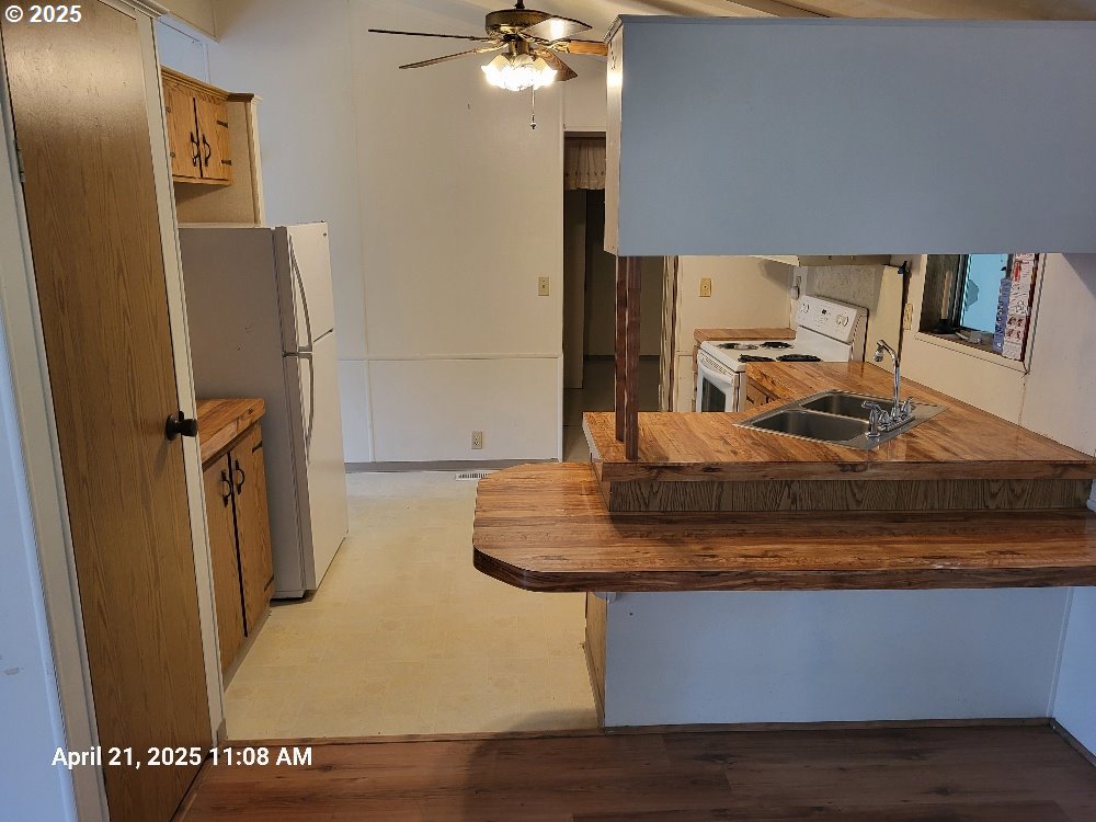 1050 North Cedar Point Road Coquille, OR 97423 - Photo 9 of 29 a room with a mirror