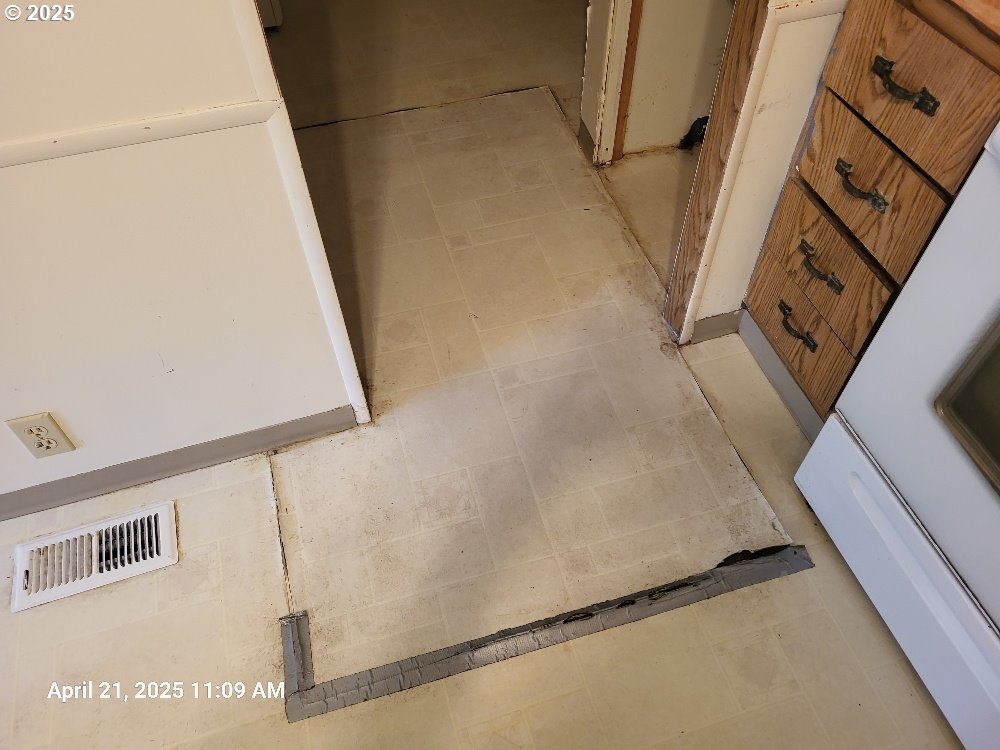 1050 North Cedar Point Road Coquille, OR 97423 - Photo 10 of 29 a view of stairs