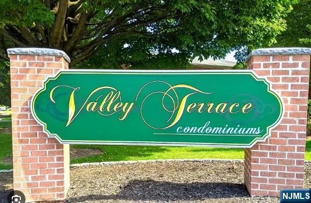 a sign that is sitting on a brick wall