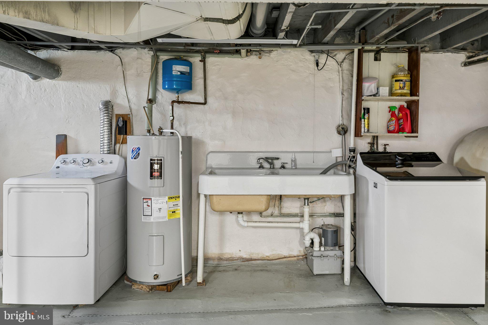 556 Anne Street Huntingdon Valley, PA 19006 - Photo 40 of 50 a utility room with dryer and washer
