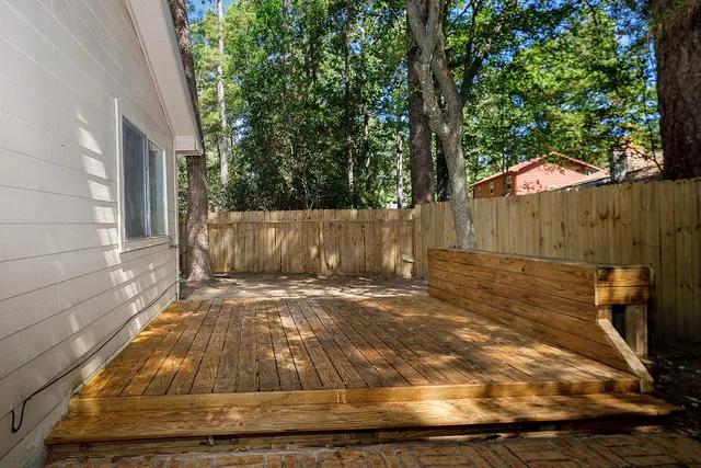 a view of a house with backyard and trees