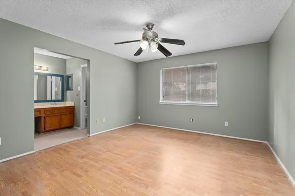 a view of a livingroom with a ceiling fan window and a ceiling fan