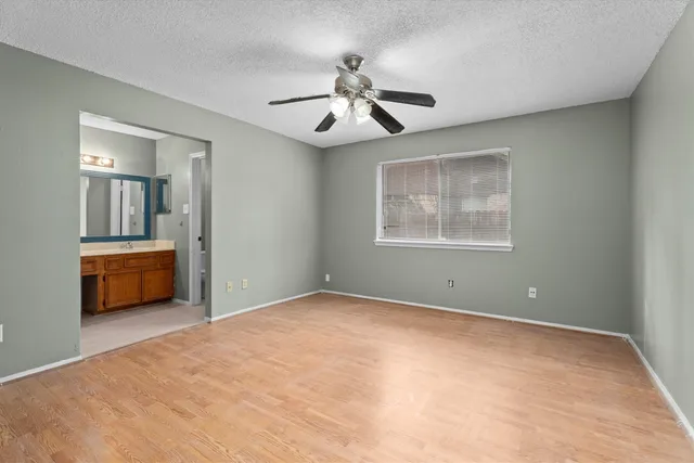 a view of a livingroom with a ceiling fan window and a ceiling fan