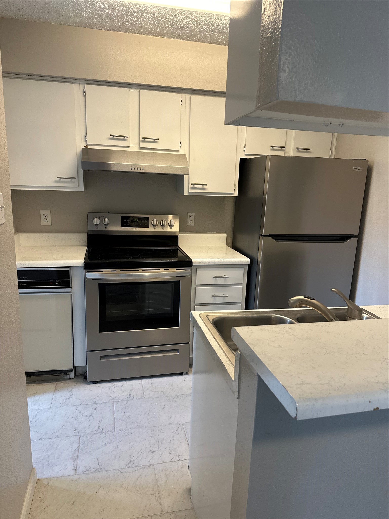 700 Thicket Lane, Unit 910 Houston, TX 77079 - Photo 2 of 10 a stove top oven sitting inside of a kitchen