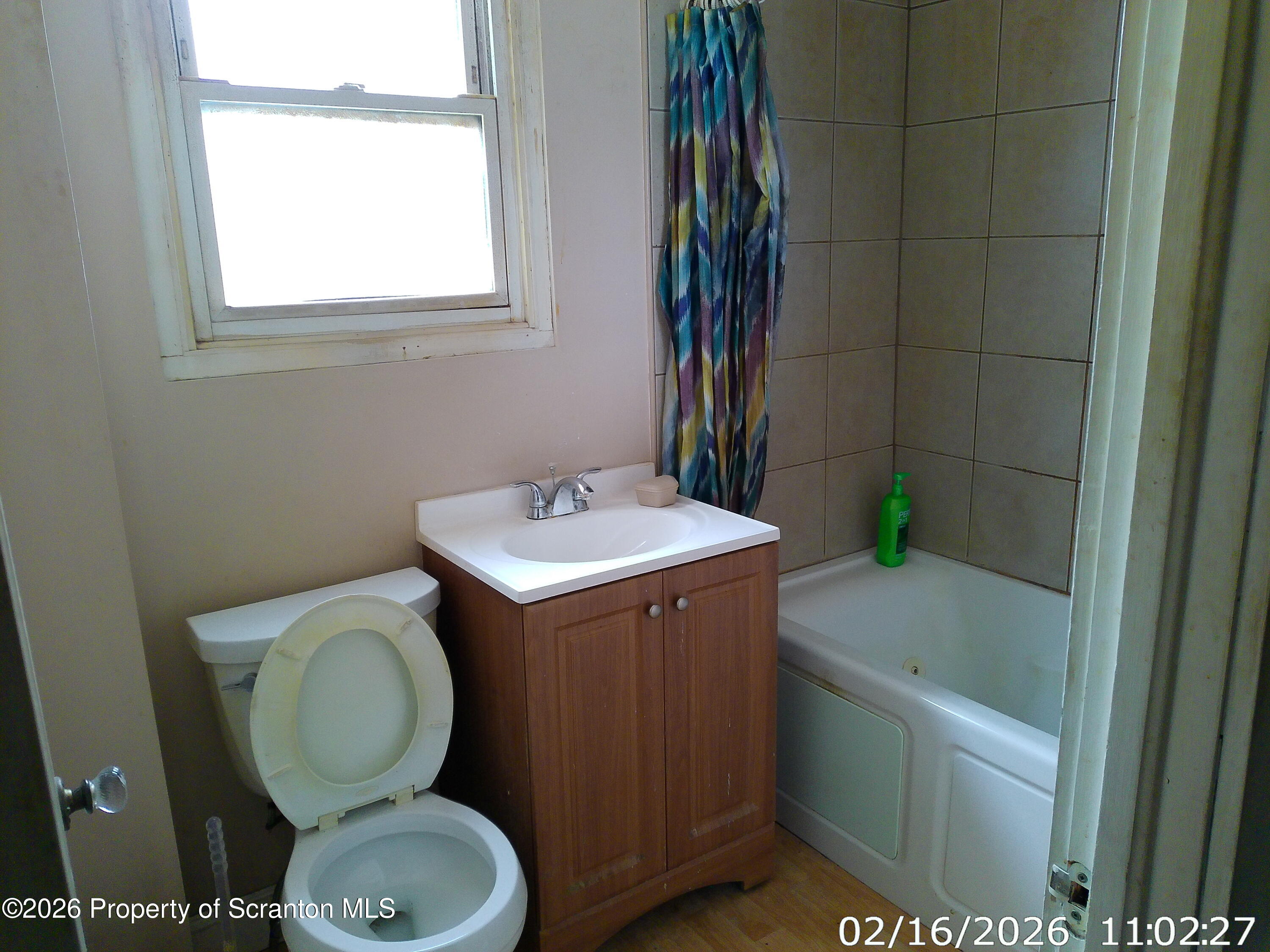 319 South 9th Avenue Scranton, PA 18504 - Photo 19 of 49 a bathroom with a toilet a sink and bathtub