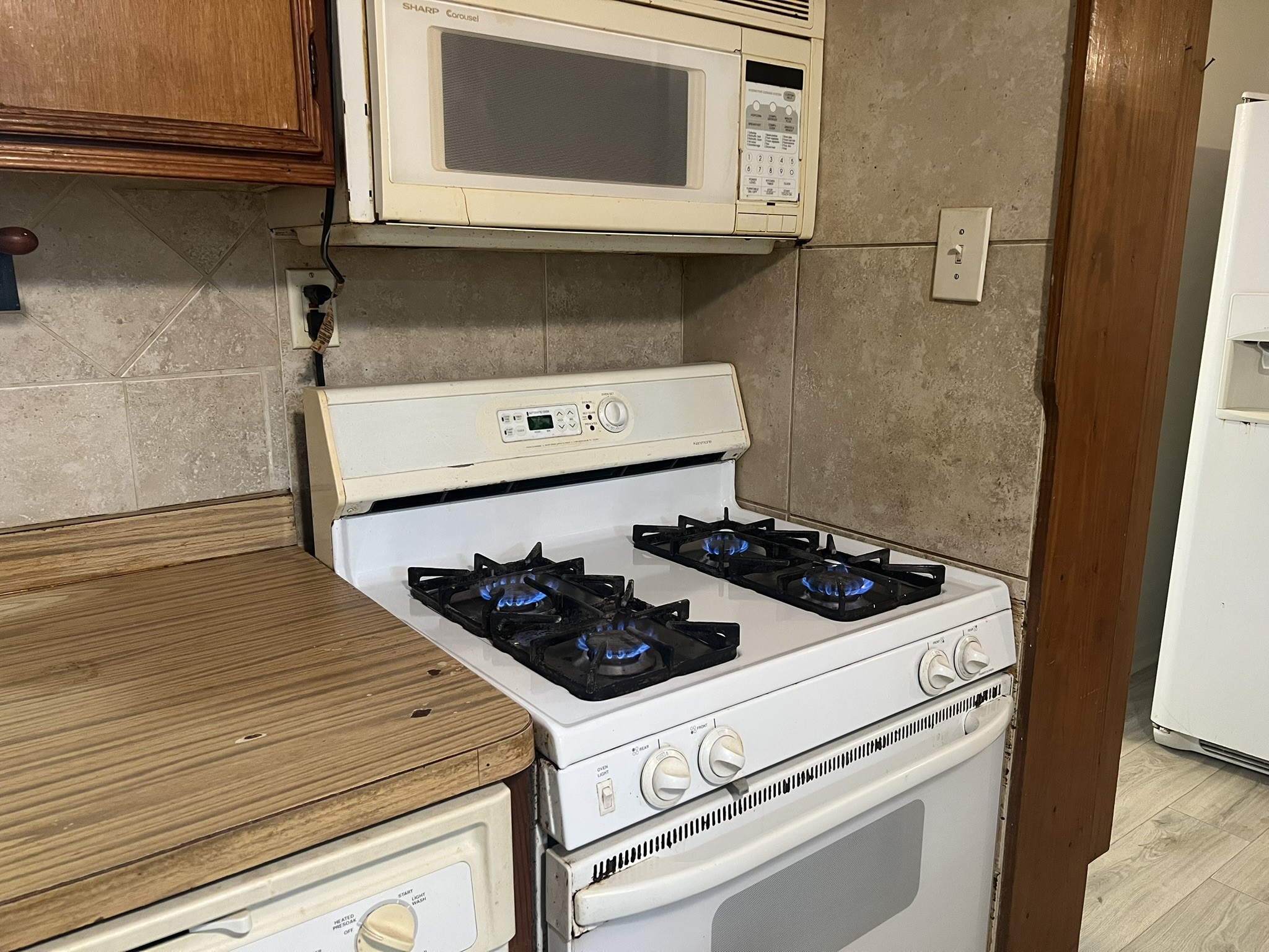 2605 Delafield Street Houston, TX 77023 - Photo 21 of 32 Kitchen with gas range