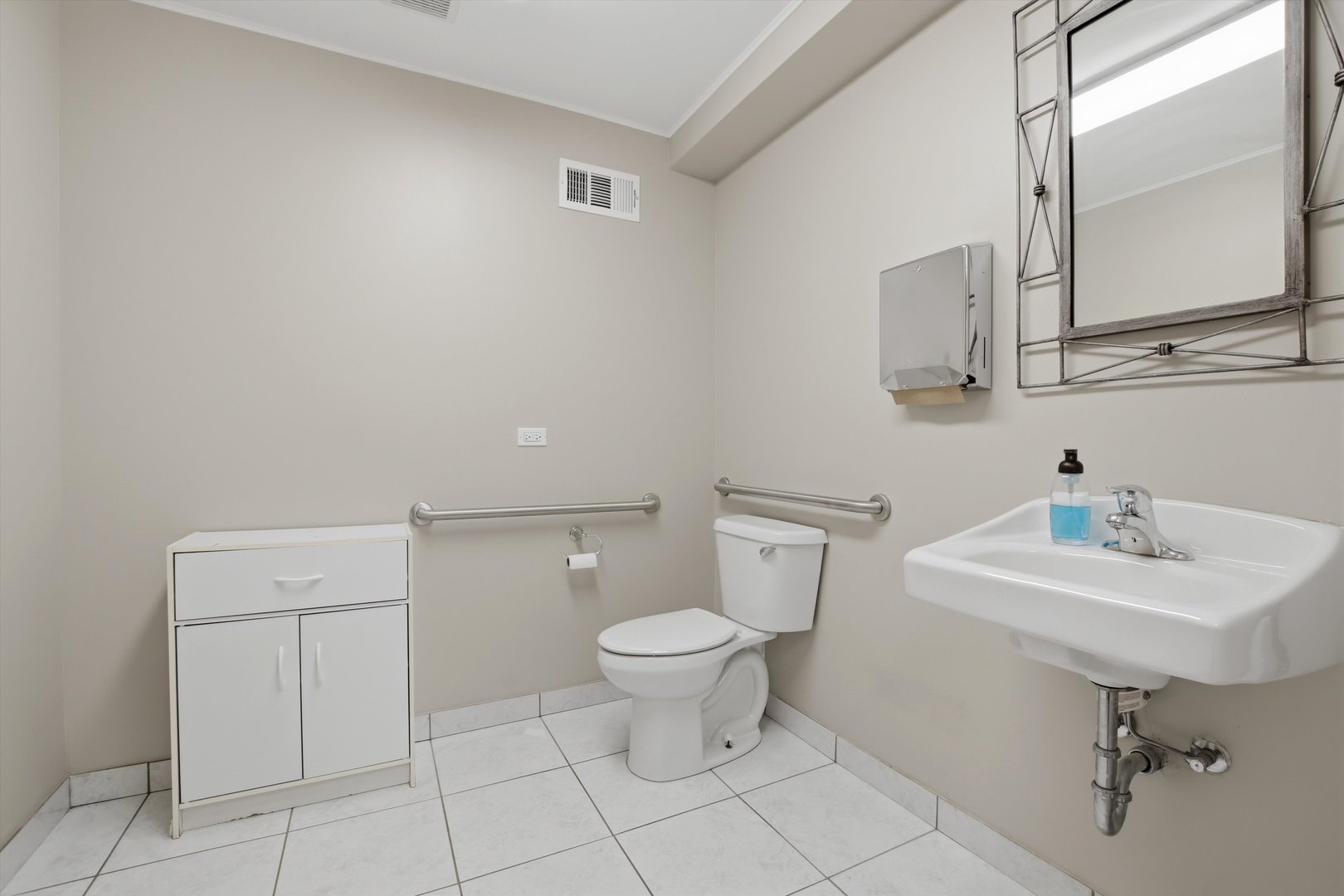 10550 West Cermak Road Westchester, IL 60154 - Photo 12 of 43 a bathroom with a sink a toilet and mirror