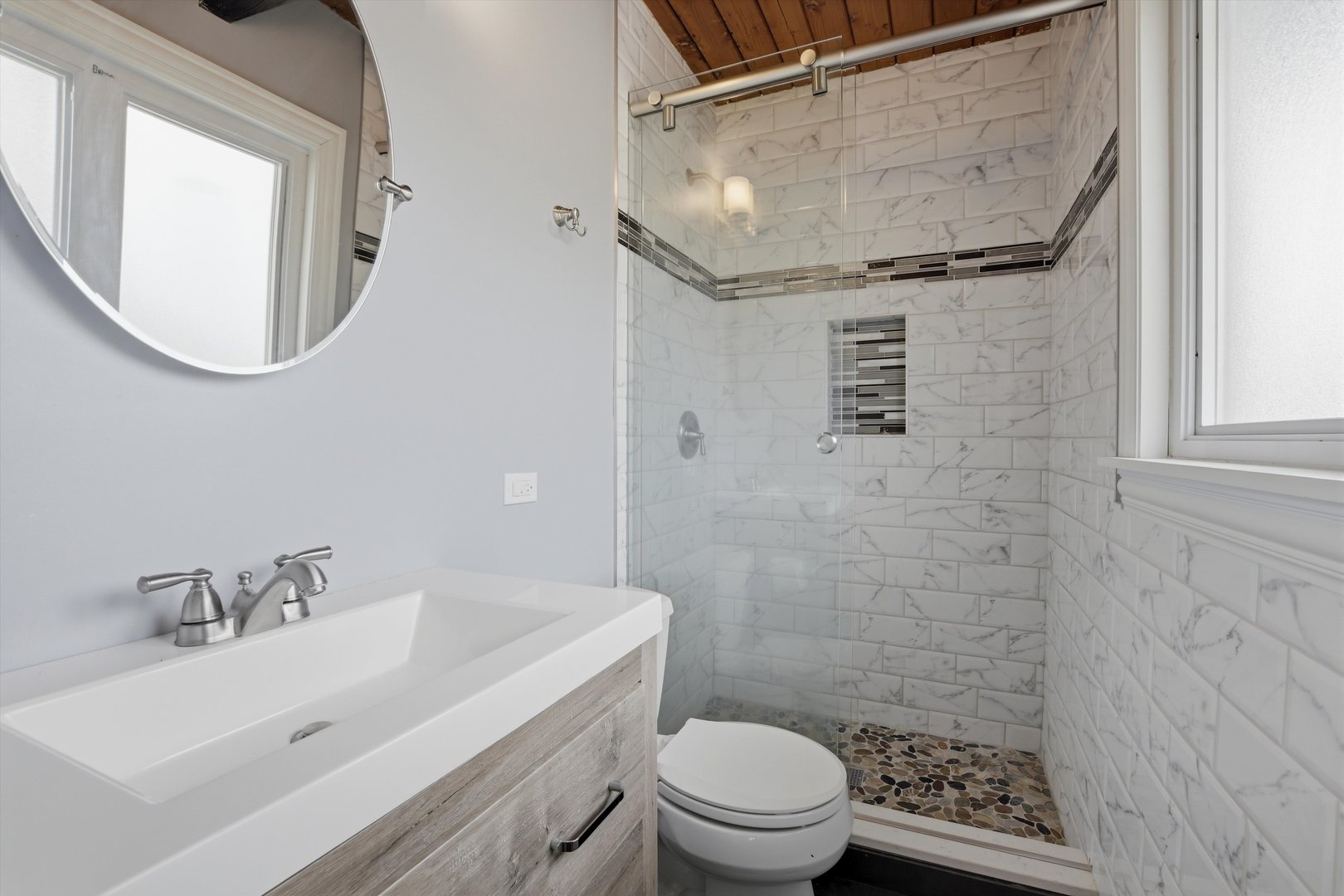 10550 West Cermak Road Westchester, IL 60154 - Photo 27 of 43 a bathroom with a sink a mirror a toilet and a shower
