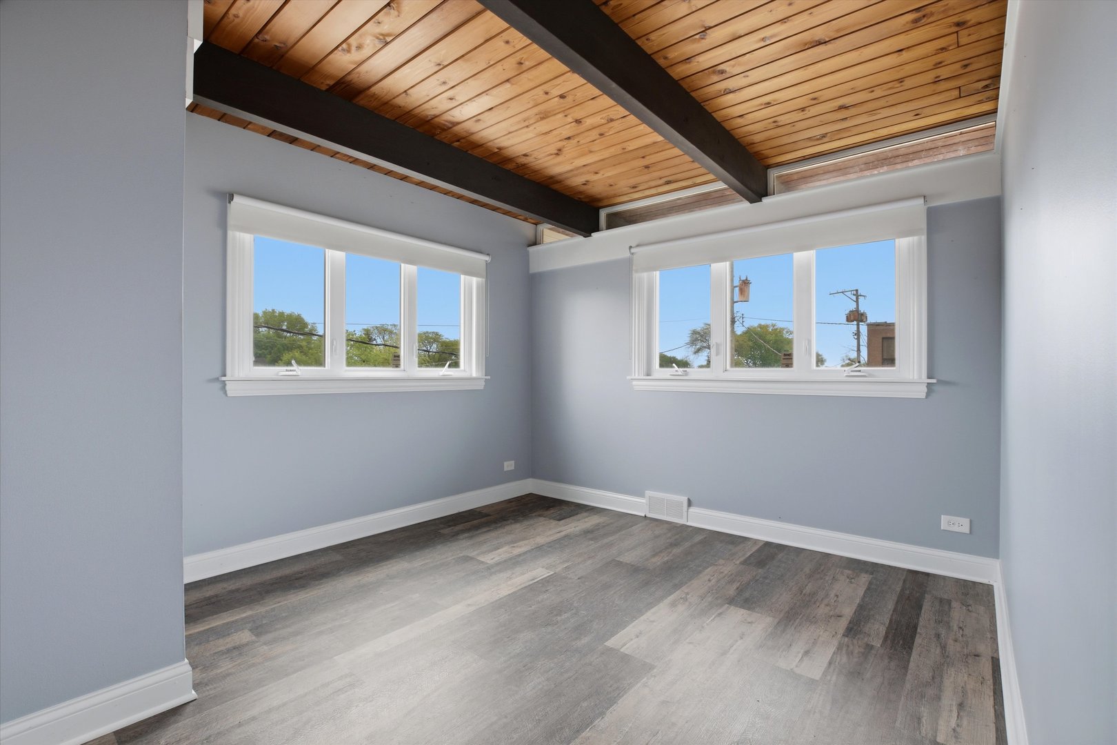 10550 West Cermak Road Westchester, IL 60154 - Photo 28 of 43 an empty room with windows