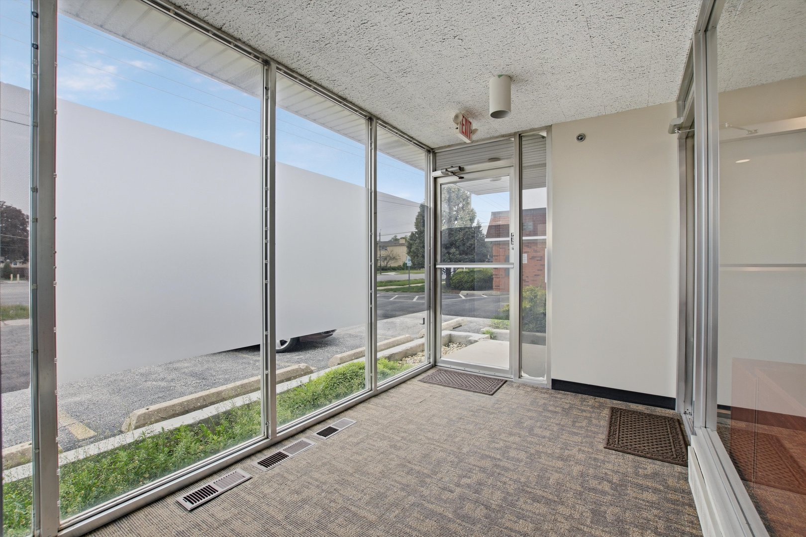 10550 West Cermak Road Westchester, IL 60154 - Photo 3 of 43 a view of empty room with wooden floor and fan