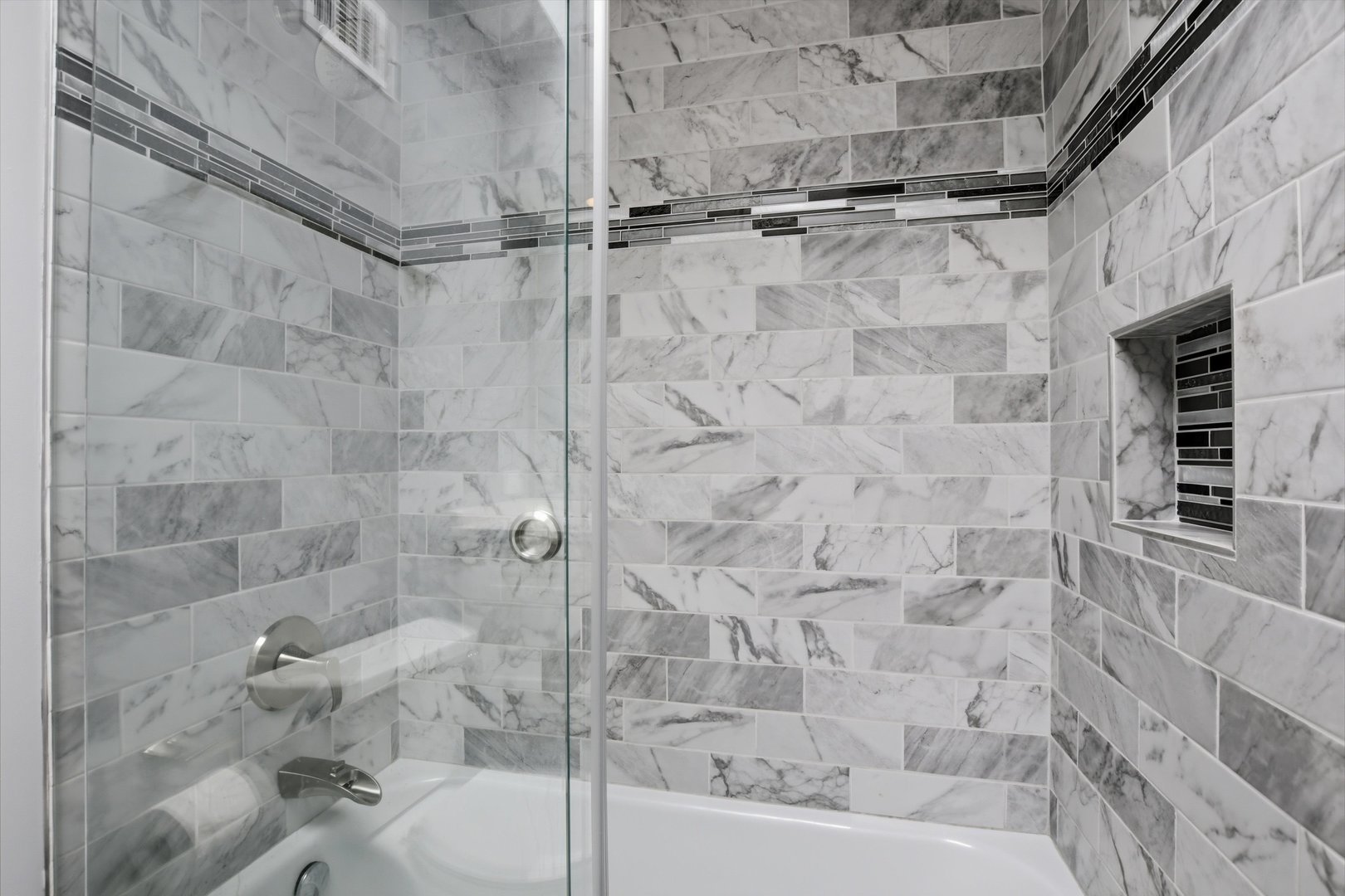 10550 West Cermak Road Westchester, IL 60154 - Photo 31 of 43 a bathroom with a bathtub
