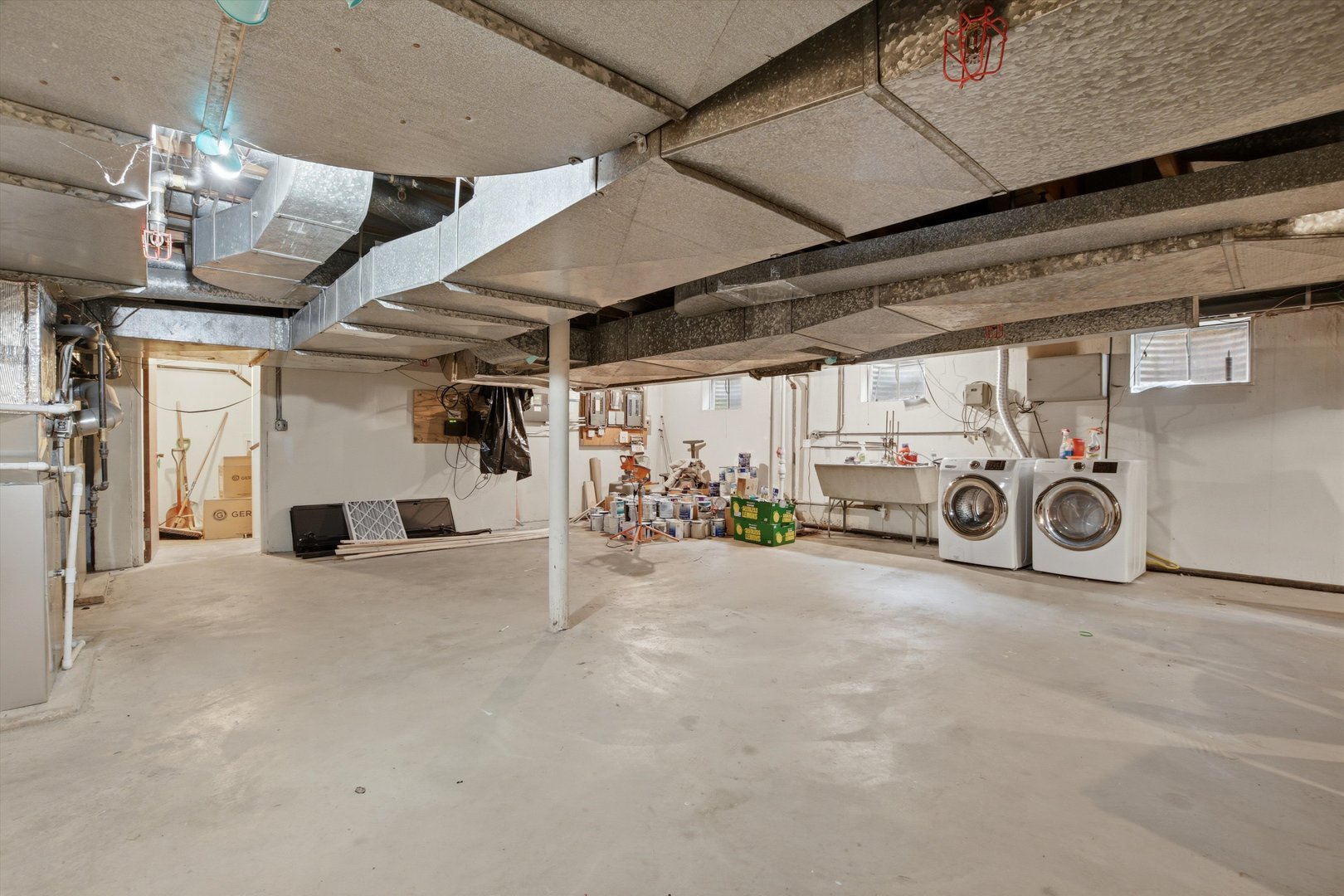 10550 West Cermak Road Westchester, IL 60154 - Photo 32 of 43 a view of a garage with table