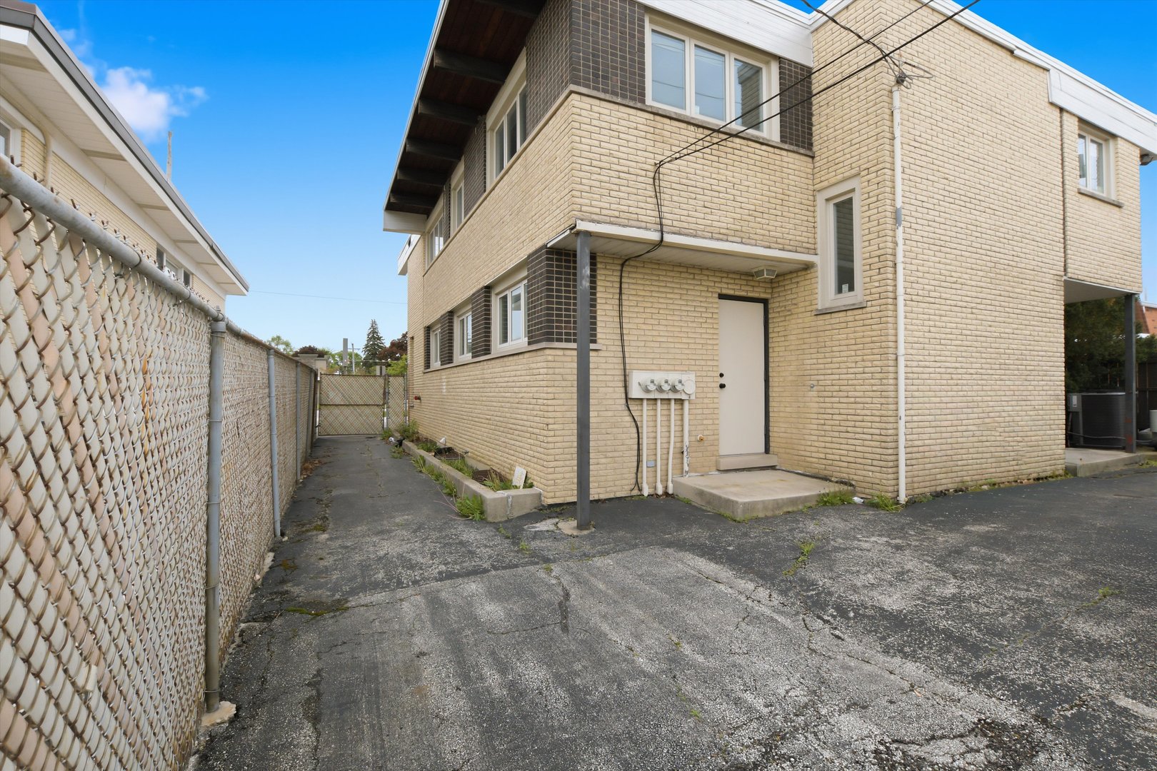 10550 West Cermak Road Westchester, IL 60154 - Photo 35 of 43 a view of a house with a street