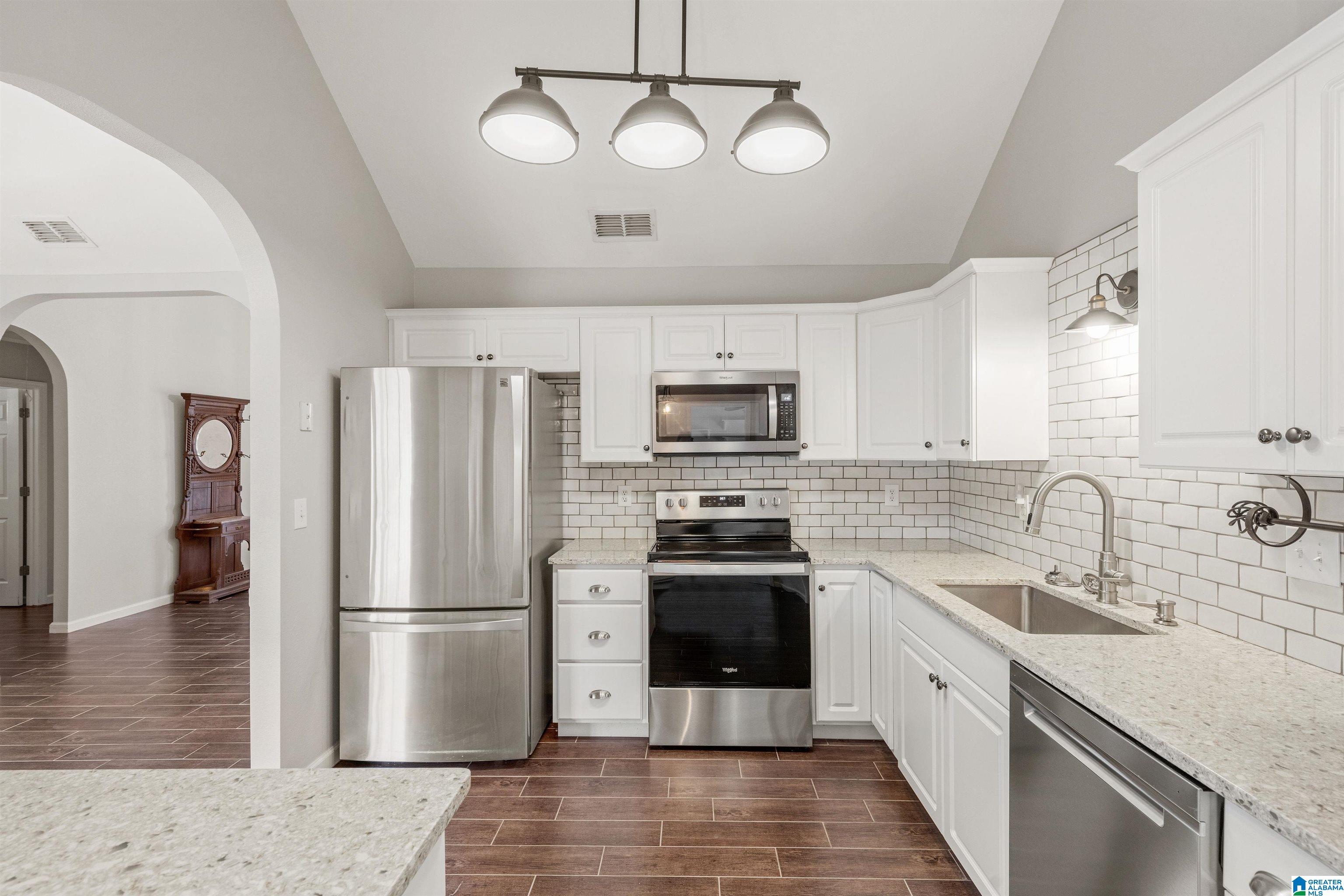 114 Horseshoe Circle Alabaster, AL 35007 - Photo 3 of 44