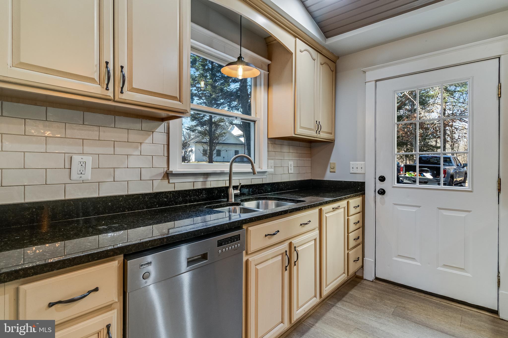 28055 Old Village Road Mechanicsville, MD 20659 - Photo 6 of 57 Custom kitchen