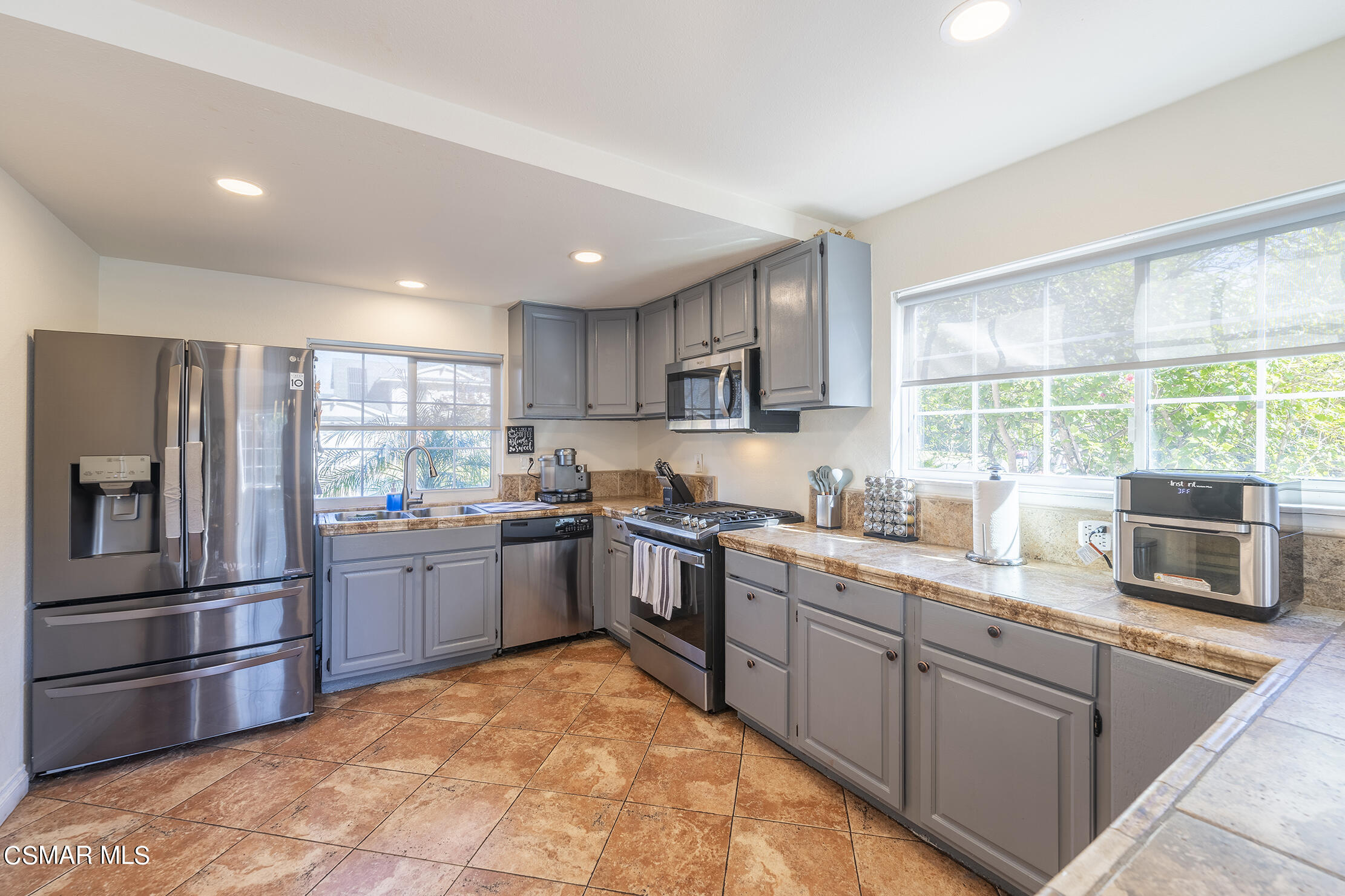 2148 Rhoda Street Simi Valley, CA 93065 - Photo 7 of 37 _A744176-HDR