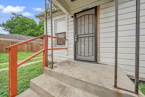 $1,150 | 2721 Napoleon Street, Houston, TX 77004