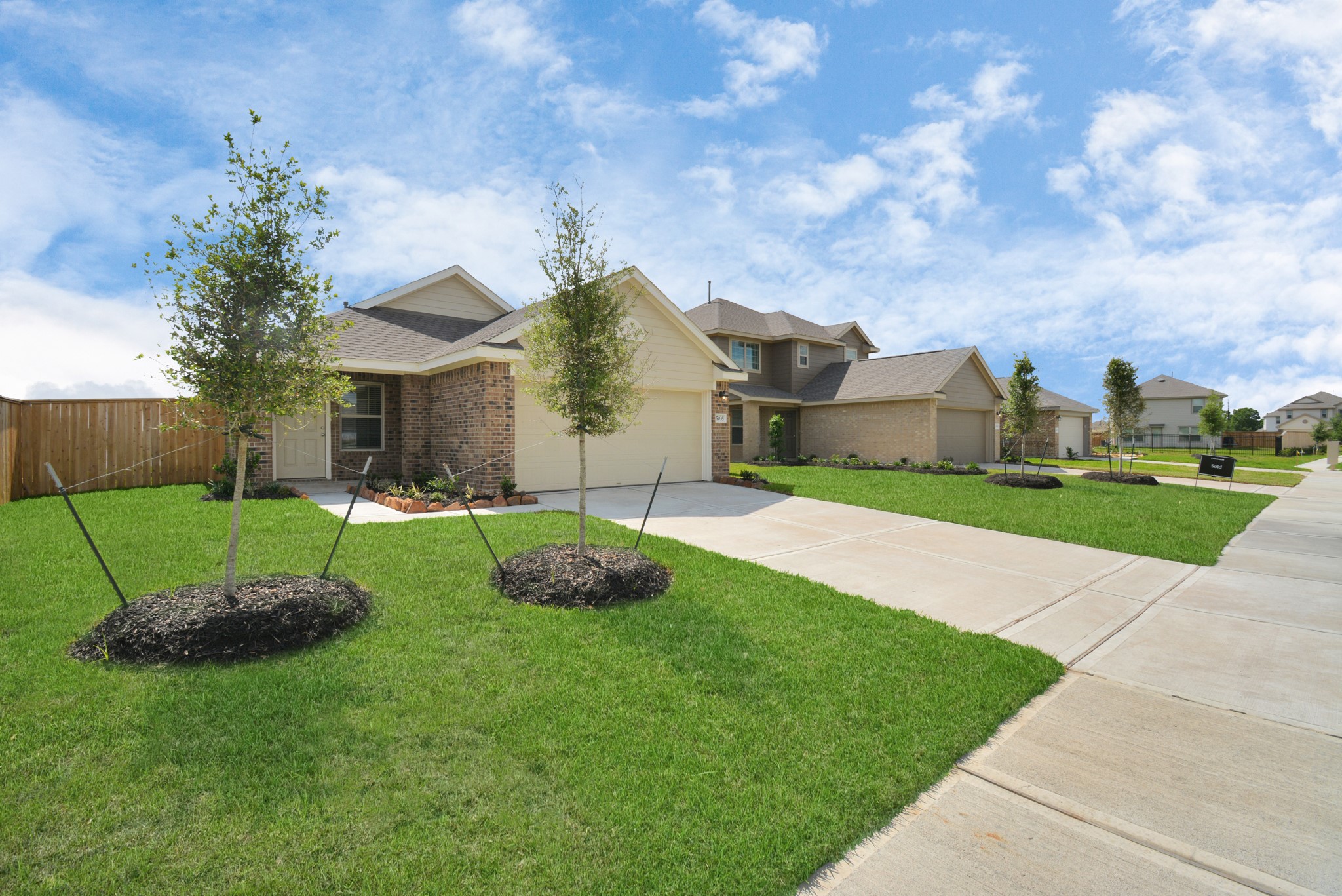 5035 Caledonia Lake Lane Rosharon, TX 77583 - Photo 2 of 37 a view of a backyard with a garden and plants