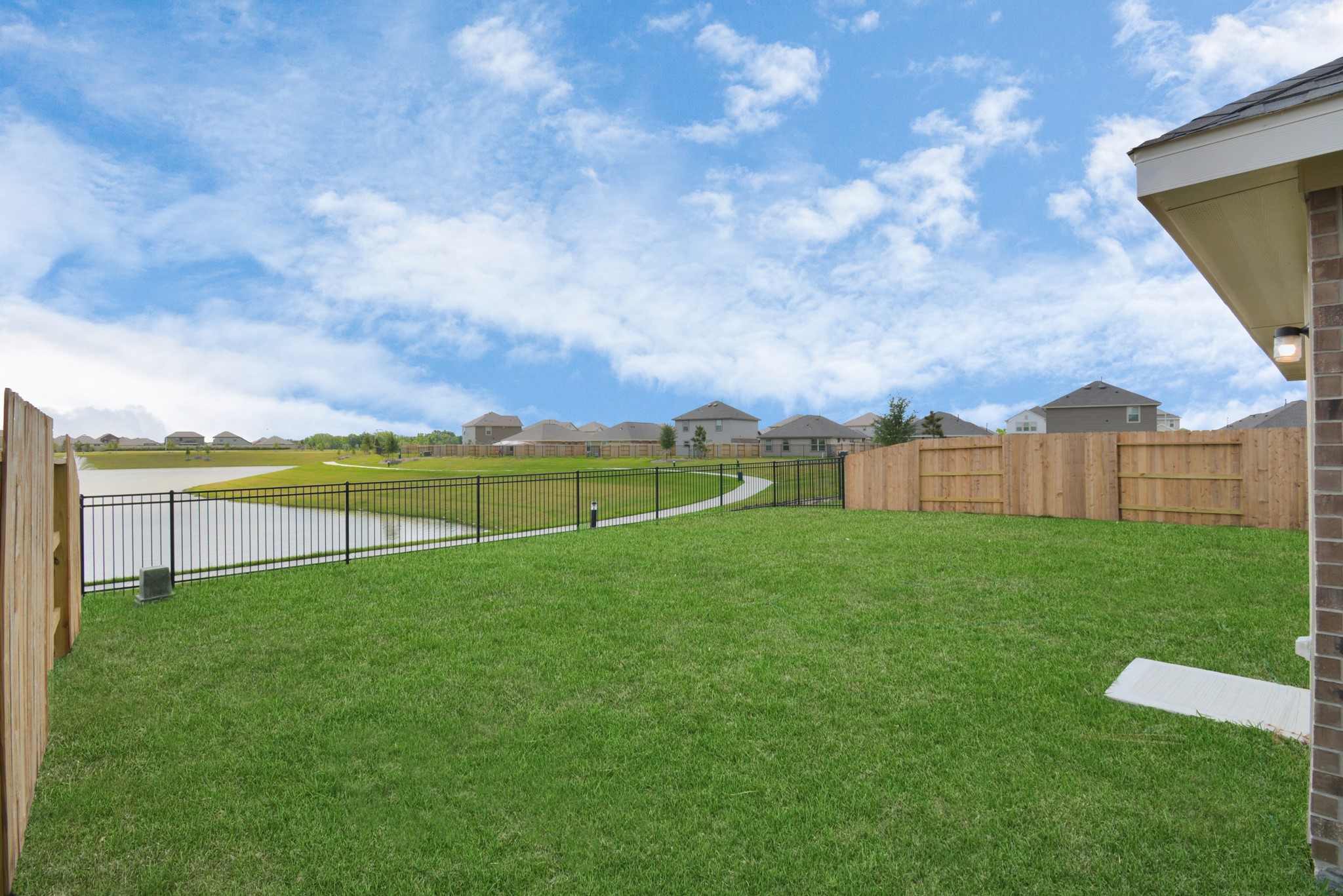 5035 Caledonia Lake Lane Rosharon, TX 77583 - Photo 8 of 37 a view of a backyard