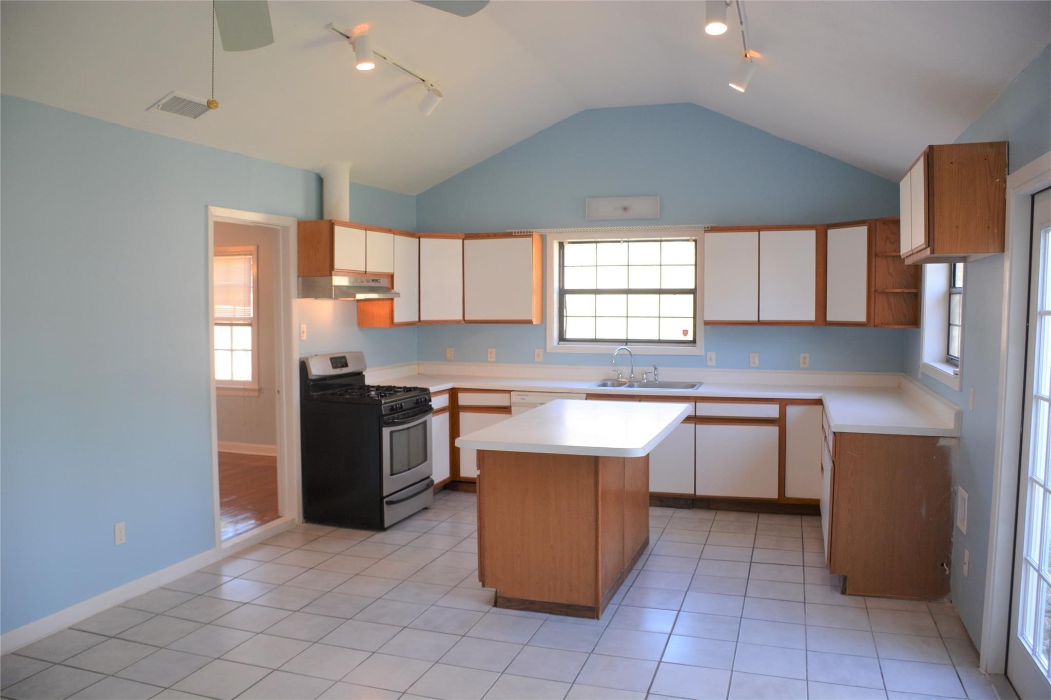 8402 Western Drive Houston, TX 77055 - Photo 2 of 11