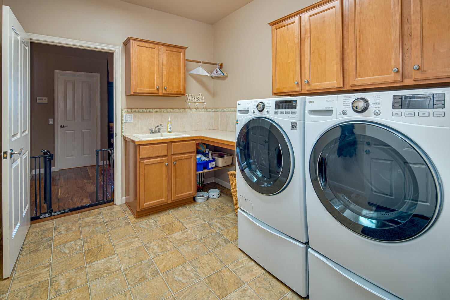 61542 Ward Road Bend, OR 97702 - Photo 31 of 65 Utility/mud room.