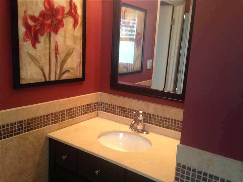 221 Shafer Road Coraopolis, PA 15108 - Photo 10 of 25 Master Bath/Spa.