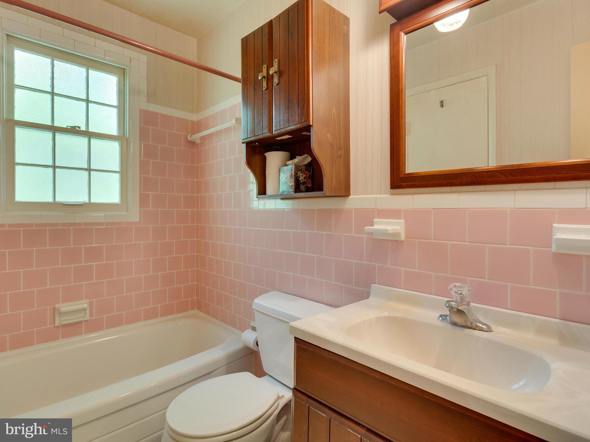8207 Old Oaks Drive Springfield, VA 22152 - Photo 12 of 30 a bathroom with a sink toilet and bathtub