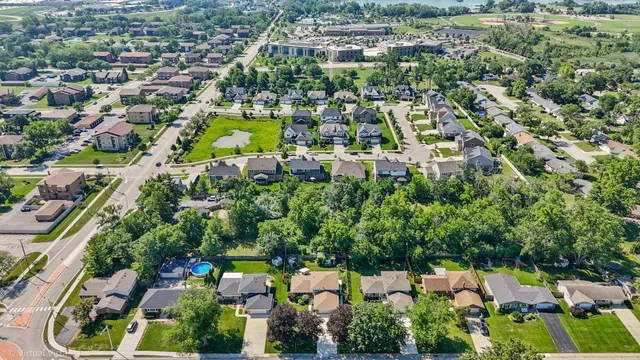 a view of a yard in a field