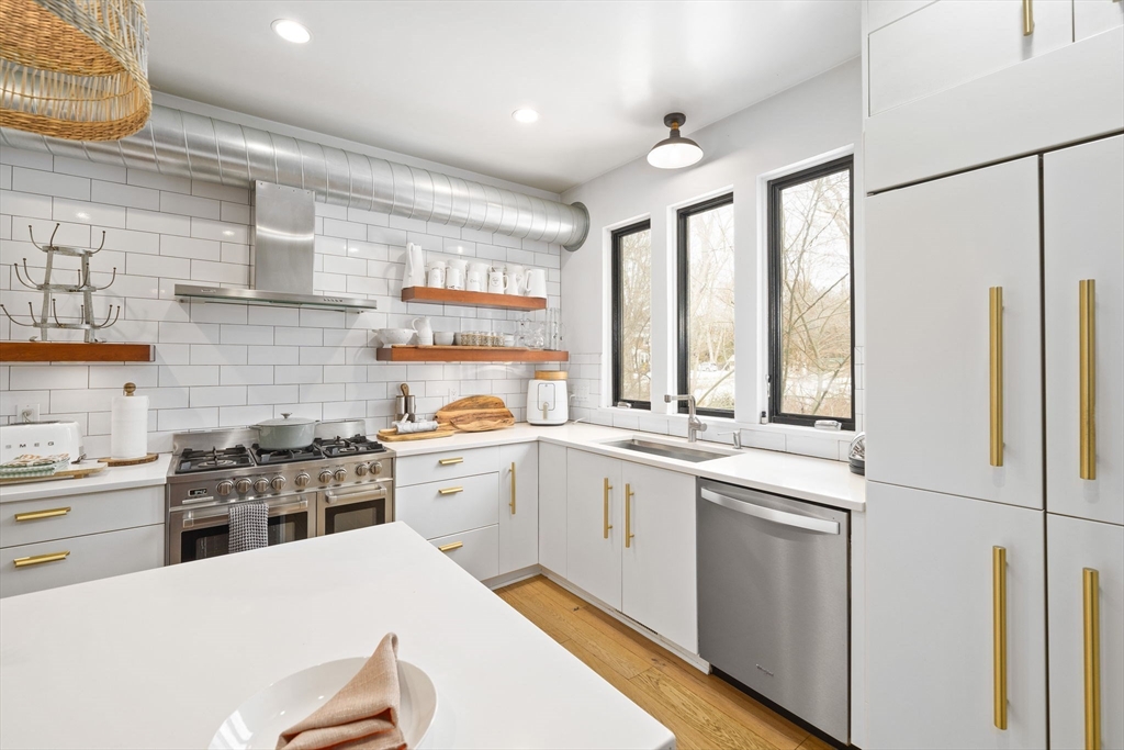 229 Spring Street Marshfield, MA 02050 - Photo 5 of 36 Gallery Image 5