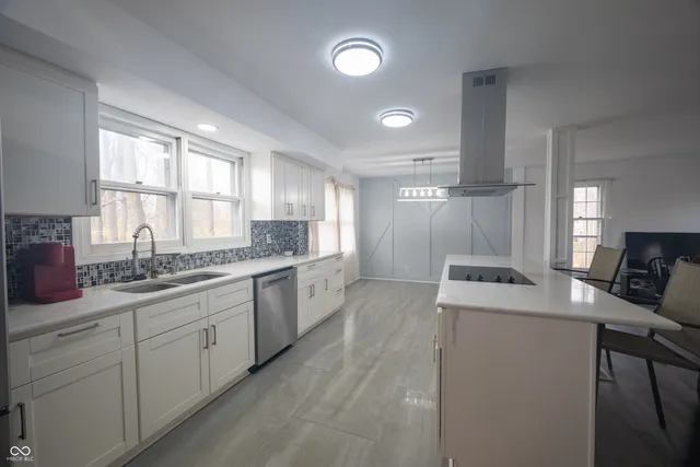 $995,000 | 8404 Oaklandon Road, Indianapolis, IN 46236